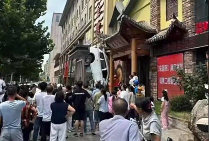 车辆失控驶入路边停车位致1死2伤<strong></p>
<p>狗狗币实时行情</strong>，警方通报