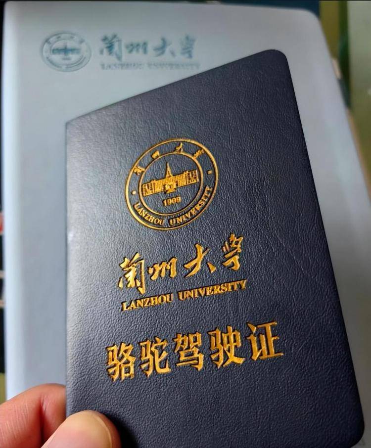 一人一驼<strong></p>
<p>马斯克</strong>，骆驼尾气排放超标要扣分？兰大回应学生持证骑骆驼上学：骆驼驾驶证为学校文创，非官方证件