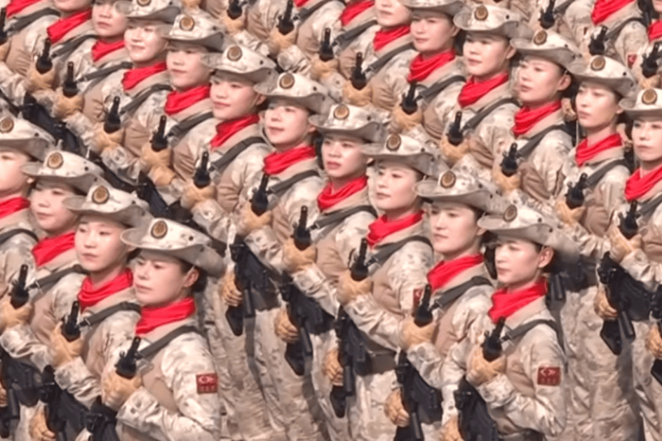 “民兵方队中一眼就认出了她<strong></p>
<p>狗狗币创始人</strong>，我们的陈老师！”