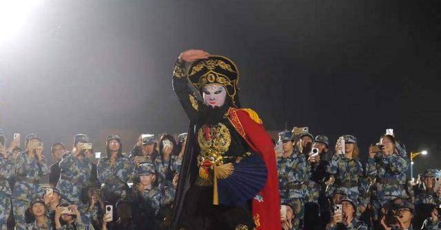 兰州大学军训期间大一女生表演川剧吐火<strong></p>
<p>火币</strong>，校方：学生来自东北，因个人爱好自学