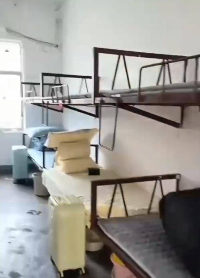 湖南一学生宿舍床铺仅用三角铁和螺丝固定<strong></p>
<p>火币</strong>，学校回应