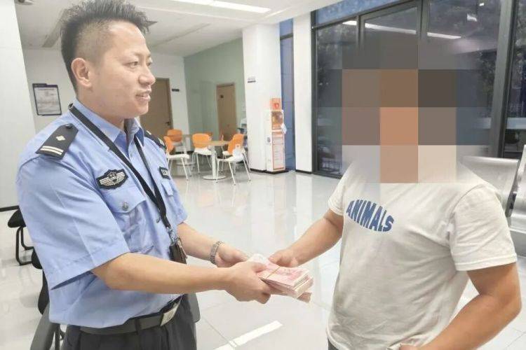 路边发现可疑包裹<strong></p>
<p>火币网</strong>，一男子鬼鬼祟祟……民警打开后惊呆了