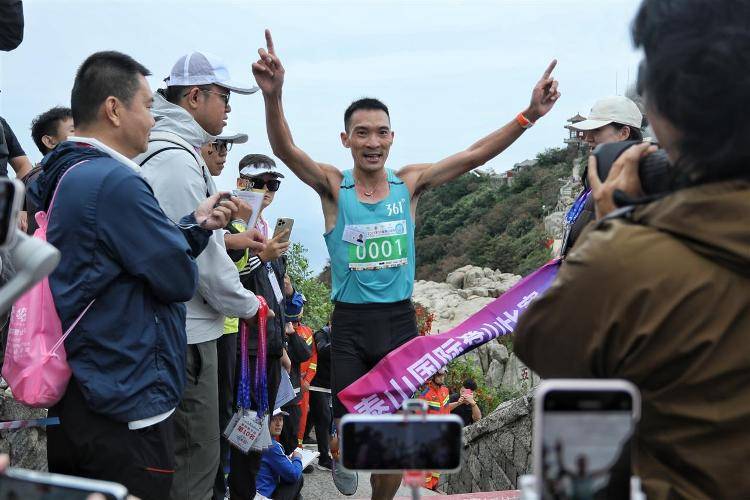 “你登上山顶<strong></p>
<p>火币网</strong>，我还没到售票处”，泰山国际登山赛一男子59分52秒夺冠，18年前他创下的56分22秒纪录至今无人打破