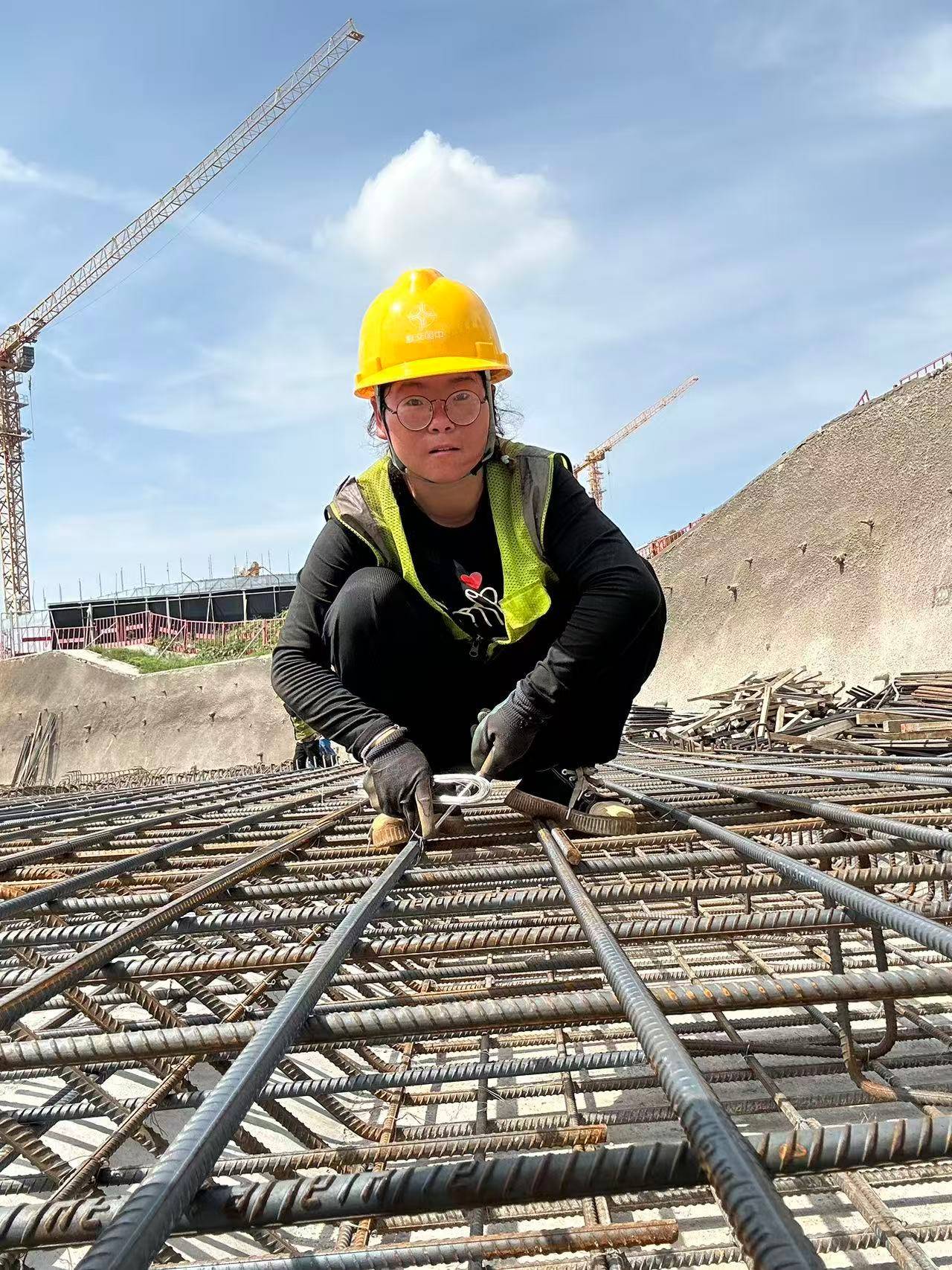 00后女孩工地绑钢筋5年成家里经济支柱：汗水流进眼睛特别疼<strong></p>
<p>火币下载</strong>，工友让我干轻松的活