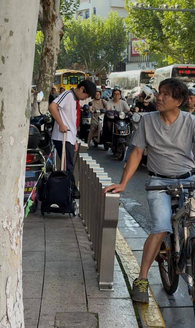 事发上海校门口！学生上学像闯关：夹缝中慢慢腾挪<strong></p>
<p>火币下载</strong>，与非机动车迎面对冲…家长担忧：何时是头