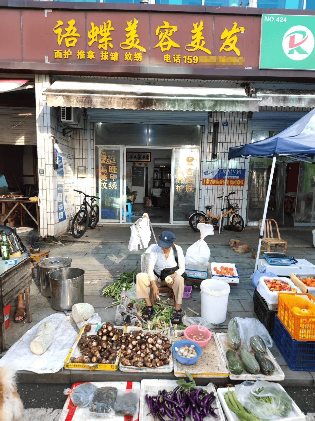 浙江一店主允许大妈门口摆摊<strong></p>
<p>火币app</strong>，时常被大妈“投喂”蔬果：每次收摊时，都打扫得干干净净