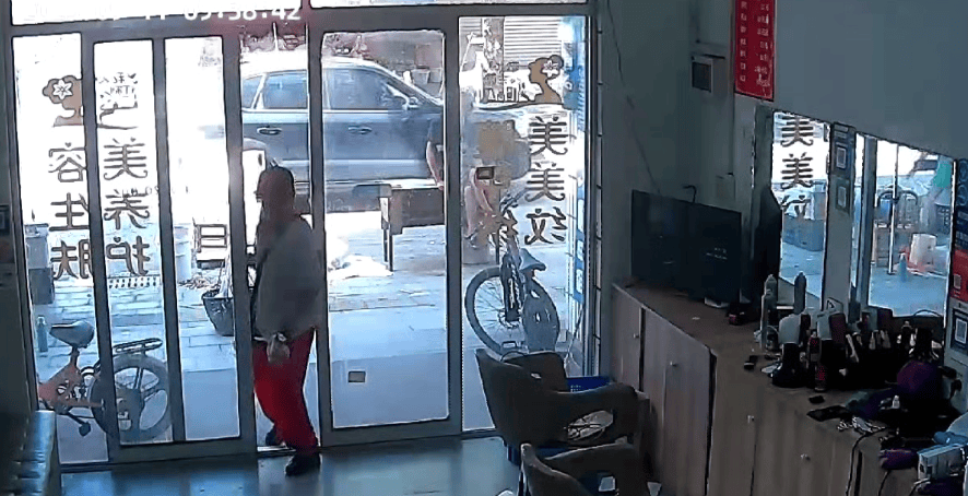 浙江一店主允许大妈门口摆摊<strong></p>
<p>火币app</strong>，时常被大妈“投喂”蔬果：每次收摊时，都打扫得干干净净