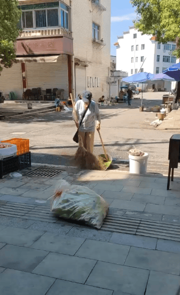 浙江一店主允许大妈门口摆摊<strong></p>
<p>火币app</strong>，时常被大妈“投喂”蔬果：每次收摊时，都打扫得干干净净