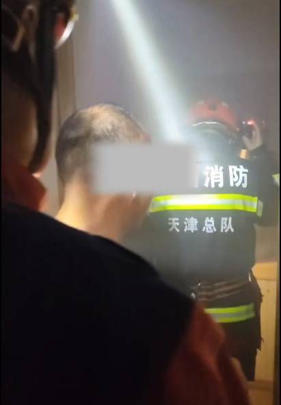男子炖鸡后回卧室倒头就睡<strong></p>
<p>火币官网</strong>，醒来身边站满消防员……