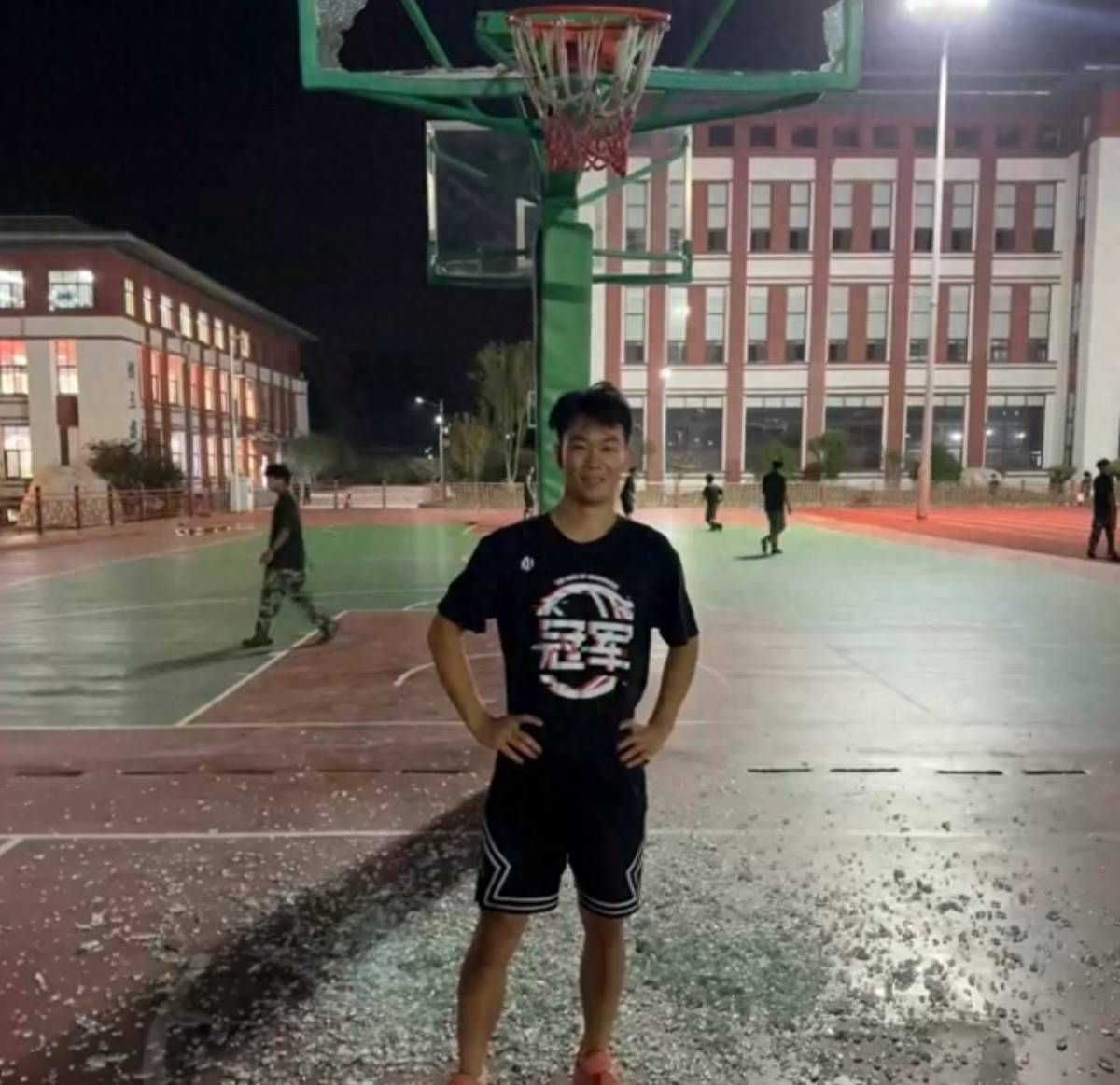 郑州178厘米大学生扣碎篮板<strong></p>
<p>火币钱包</strong>，校方：说明弹跳力好！学校出资购买新篮板，已安装好