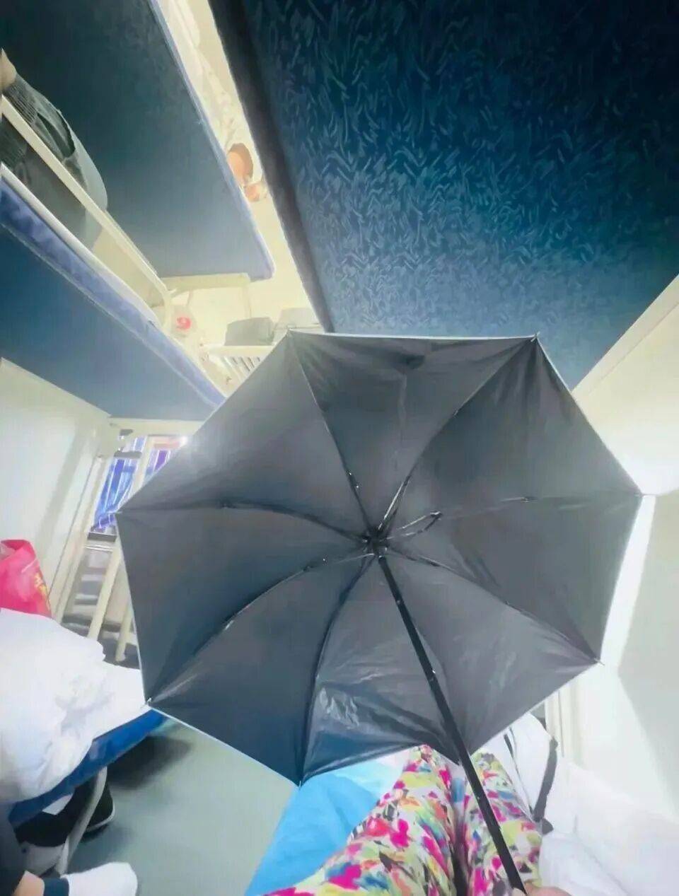 女生躺火车卧铺打伞遮隐私<strong></p>
<p>火币官网下载</strong>，“过道坐着两名陌生男乘客”，12306回应