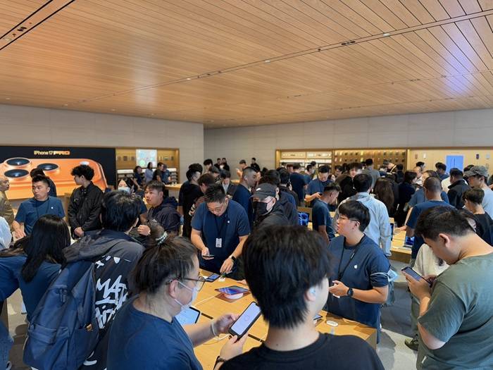 iPhone 17正式开售<strong></p>
<p>中国火币网</strong>，橙色Pro Max黄牛最高加价1500元