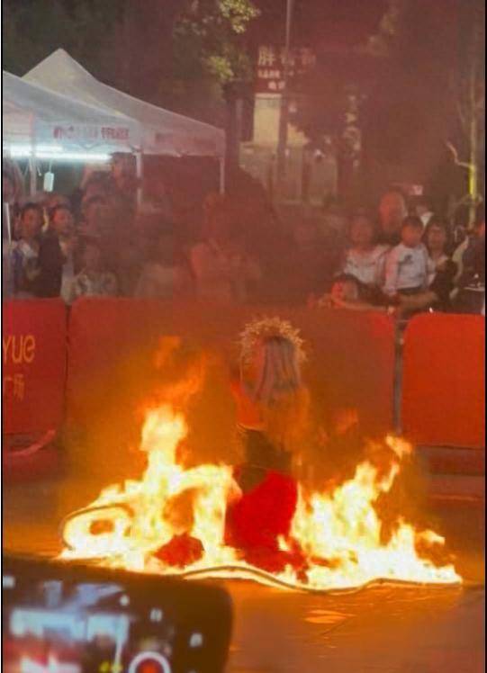 云南昆明商场表演“火裙舞”<strong></p>
<p>中国火币网</strong>，一名女演员裙子引燃被烧伤