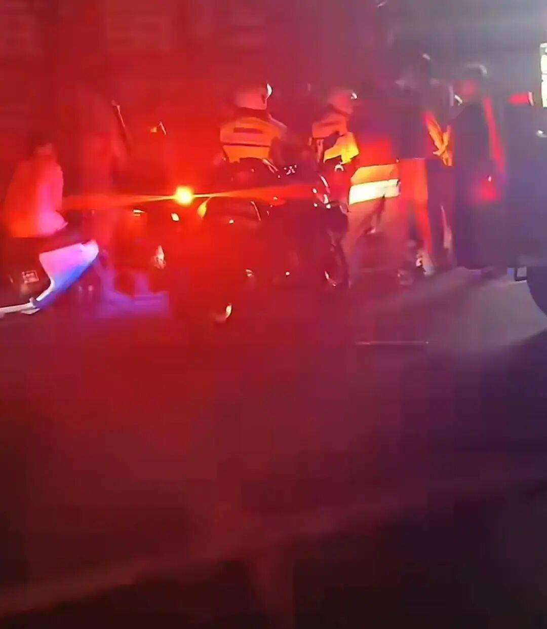 赣州警方通报“一餐饮店深夜多人打架斗殴”：2人酒后与邻桌发生冲突<strong></p>
<p>火比特币</strong>，用酒瓶砸伤对方，并取刀致对方轻伤，涉案人员已被采取强制措施