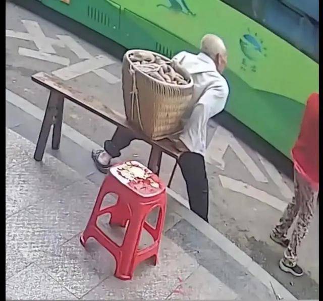 重庆一背篓老人等公交被拒载<strong></p>
<p>火比特币</strong>，交通运输局：涉事司机已被开除
