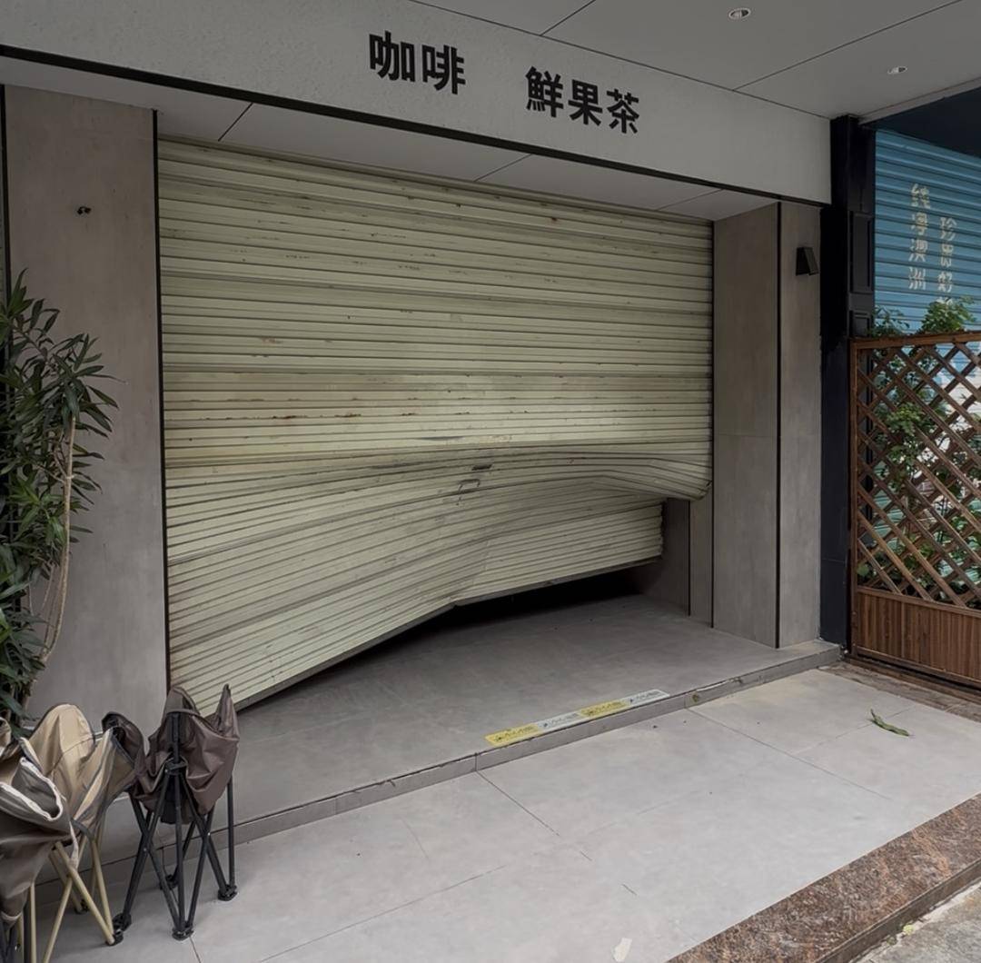 台风天珠海一司机驾越野车造浪冲破多家店玻璃<strong></p>
<p>火币交易</strong>，警方：行拘10日！
