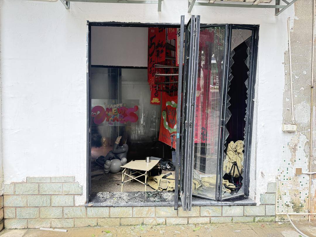 台风天珠海一司机驾越野车造浪冲破多家店玻璃<strong></p>
<p>火币交易</strong>，警方：行拘10日！