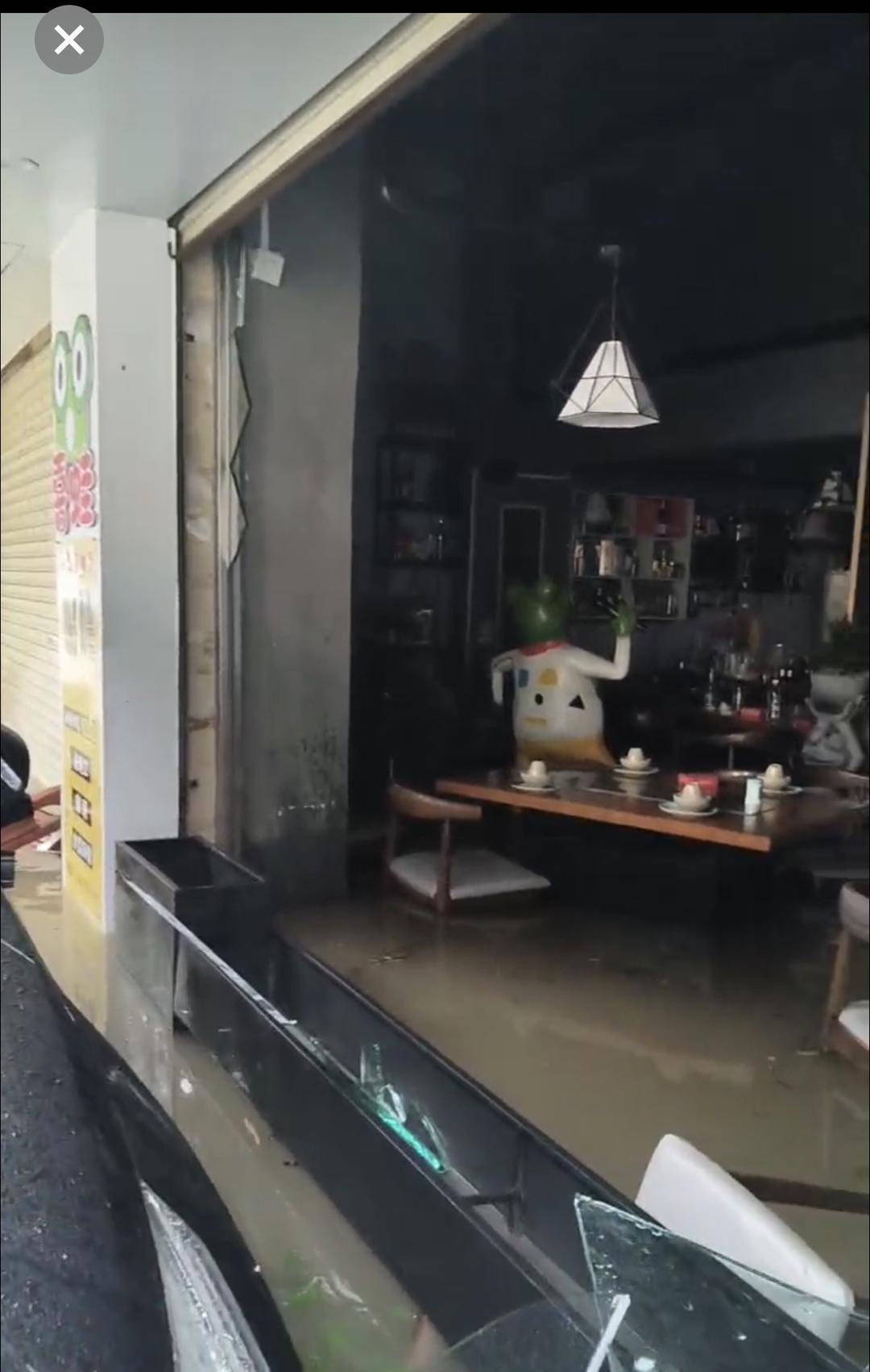 台风天珠海一司机驾越野车造浪冲破多家店玻璃<strong></p>
<p>火币交易</strong>，警方：行拘10日！