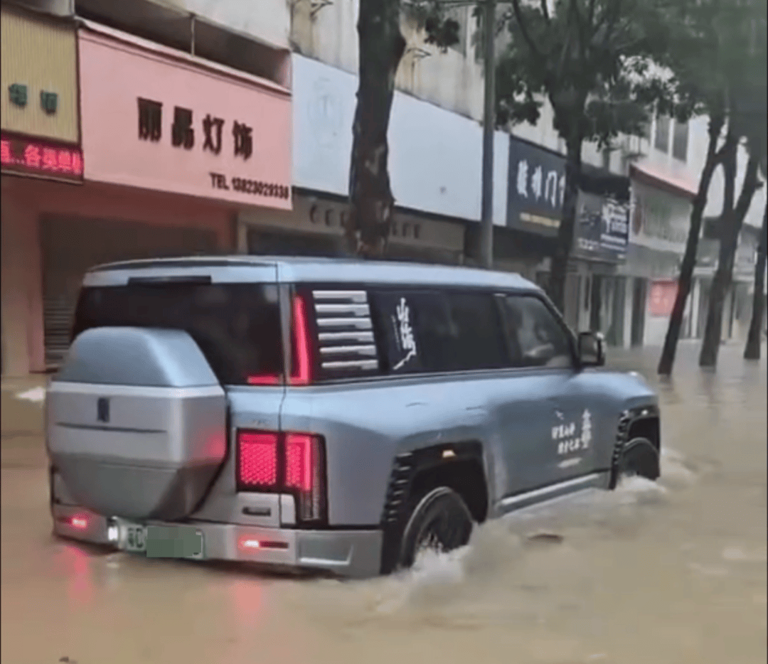 台风天珠海一司机驾越野车造浪冲破多家店玻璃<strong></p>
<p>火币交易</strong>，警方：行拘10日！