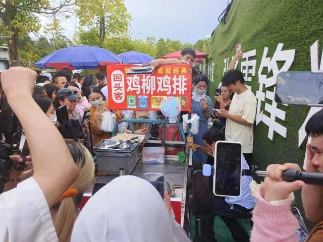 被流量砸中的“鸡排哥”：炸到中暑<strong></p>
<p>火币交易平台</strong>，每天睡三四个小时，怕辜负顾客不舍得休息