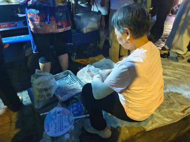 被流量砸中的“鸡排哥”：炸到中暑<strong></p>
<p>火币交易平台</strong>，每天睡三四个小时，怕辜负顾客不舍得休息