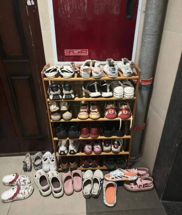 物业“不让门口放鞋子”<strong></p>
<p>火币网下载</strong>，门口放鞋柜违法吗？