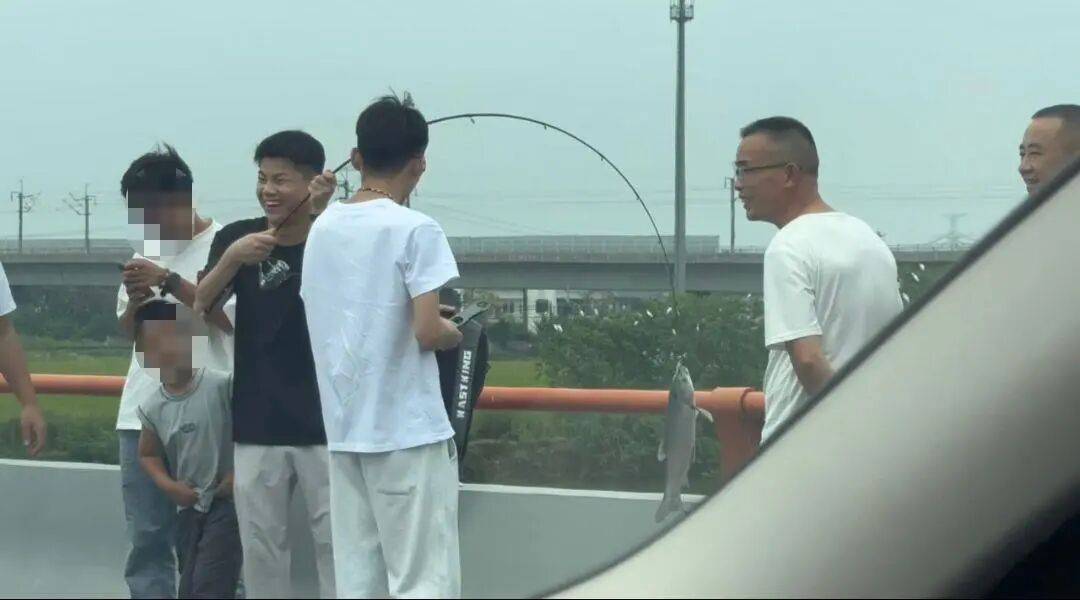 男子高速遇堵车下车钓鱼<strong></p>
<p>莱特币价格今日行情</strong>，首竿即中！开怀大笑：“鱼送路人了”