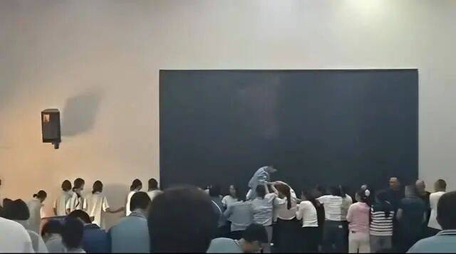 家长们跪成一排<strong></p>
<p>莱特币今日价格</strong>，学生蒙眼从背上踩过？教育局回应河南一中学举办活动引热议：正调查处理