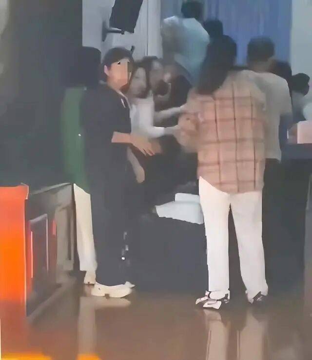 家长们跪成一排<strong></p>
<p>莱特币今日价格</strong>，学生蒙眼从背上踩过？教育局回应河南一中学举办活动引热议：正调查处理