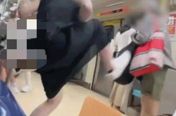 73岁老太地铁逼年轻人让座<strong></p>
<p>莱特币今日价格</strong>，被一脚踹飞！次日在超市闹事被捕，一查竟是通缉犯！