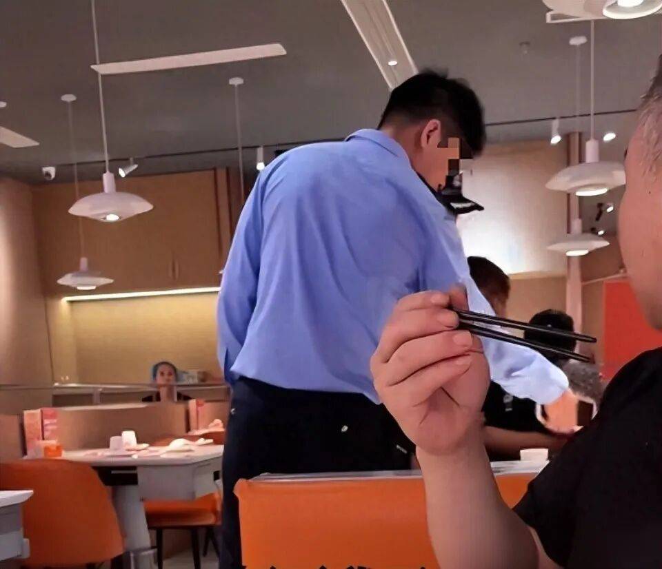 小伙和女友餐厅吃饭<strong></p>
<p>莱特币价格</strong>，被民警赶来戴铐带走；警方回应：其女友与一离家女孩“撞脸”，错抓已道歉