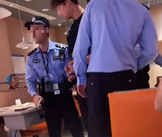 小伙和女友餐厅吃饭<strong></p>
<p>莱特币价格</strong>，被民警赶来戴铐带走；警方回应：其女友与一离家女孩“撞脸”，错抓已道歉