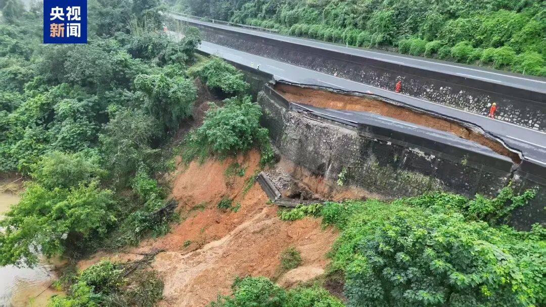 广西百色一高速公路开裂下沉！裂缝长约30米<strong></p>
<p>欧易</strong>，塌陷处最深超2米