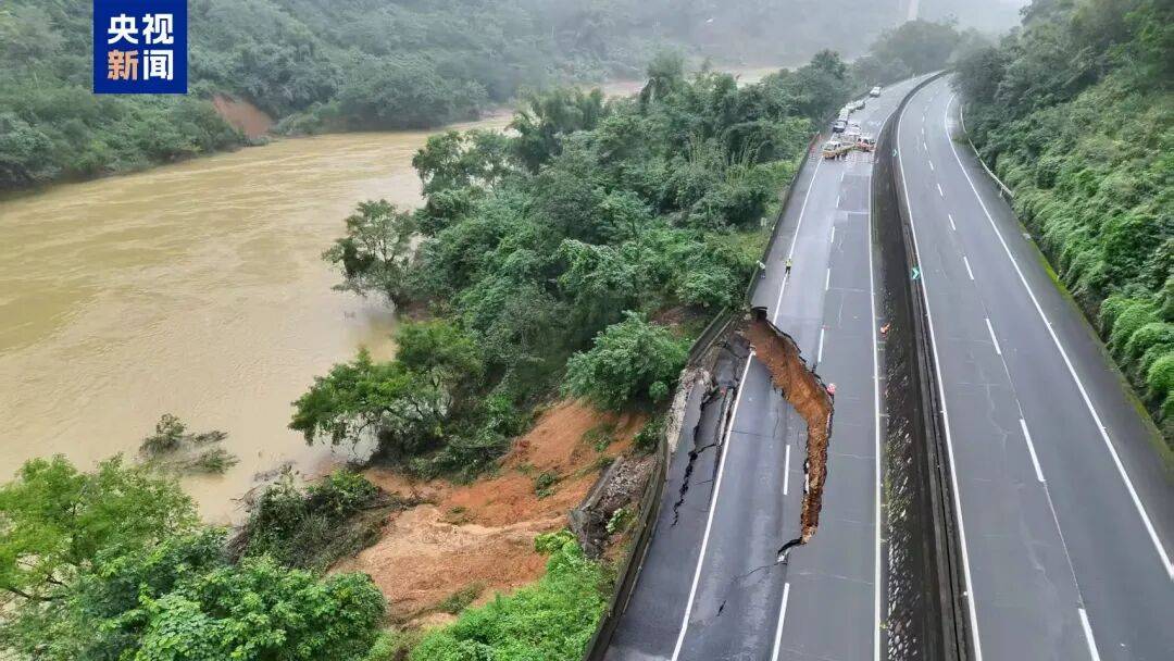 广西百色一高速公路开裂下沉！裂缝长约30米<strong></p>
<p>欧易</strong>，塌陷处最深超2米