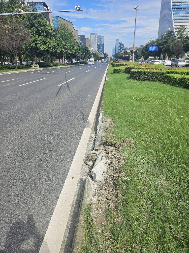 成都发生一起严重交通事故<strong></p>
<p>欧易下载</strong>，上游新闻实地探访：燃烧留下的印记仍在