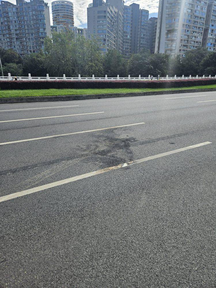 成都发生一起严重交通事故<strong></p>
<p>欧易下载</strong>，上游新闻实地探访：燃烧留下的印记仍在