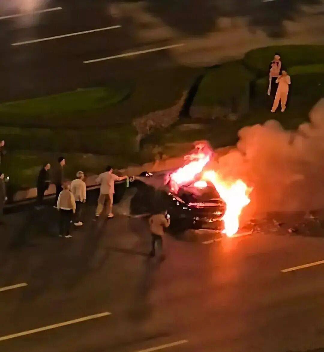 一辆SU7碰撞后爆燃<strong></p>
<p>欧易下载</strong>，多人救援未果！小米股价重挫近8%！