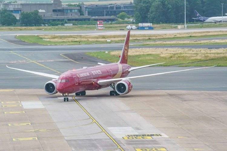 安全员捡走旅客落在飞机上的手机<strong></p>
<p>欧易下载</strong>，吉祥航空：已解聘该员工
