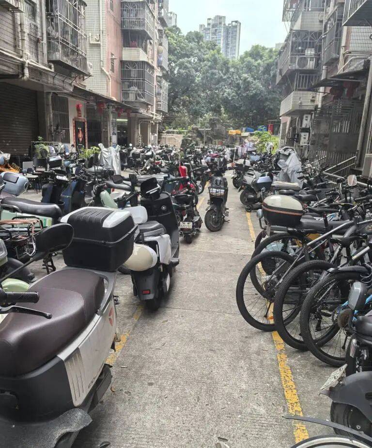 深圳一小区电动车管理引担忧<strong></p>
<p>欧易app</strong>，部门责令整改后，记者实探