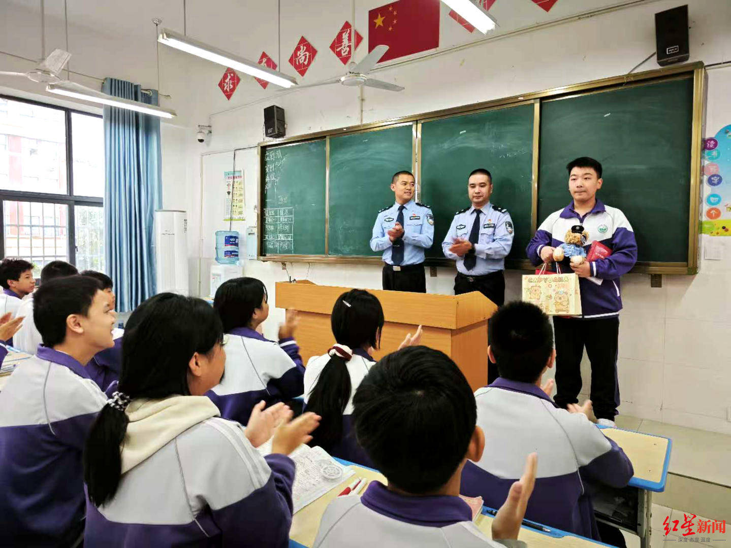 初二男生捡到1.4万余元现金<strong></p>
<p>欧易官网</strong>，淡定拍视频后报警物归失主，民警送“奖”到校园