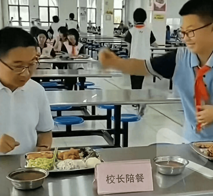 因“被学生抢鸡排”走红的校长病逝<strong></p>
<p>欧易交易所下载</strong>，其子：月初刚做心血管手术，约千人赶来送最后一程
