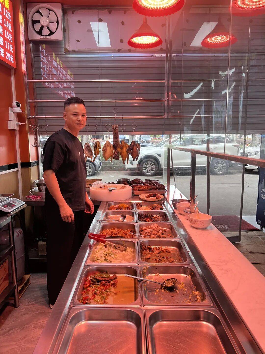 小伙到广州一猪脚饭店吃免费“2号餐”<strong></p>
<p>欧易交易平台</strong>,突然跪地道谢,老板娘:以后要吃饭就直接过来