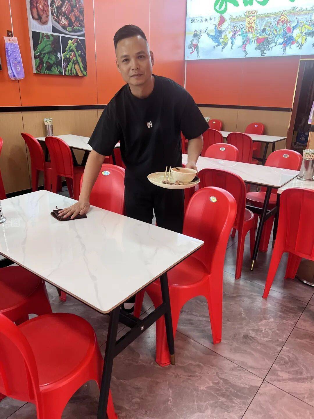 小伙到广州一猪脚饭店吃免费“2号餐”<strong></p>
<p>欧易交易平台</strong>,突然跪地道谢,老板娘:以后要吃饭就直接过来