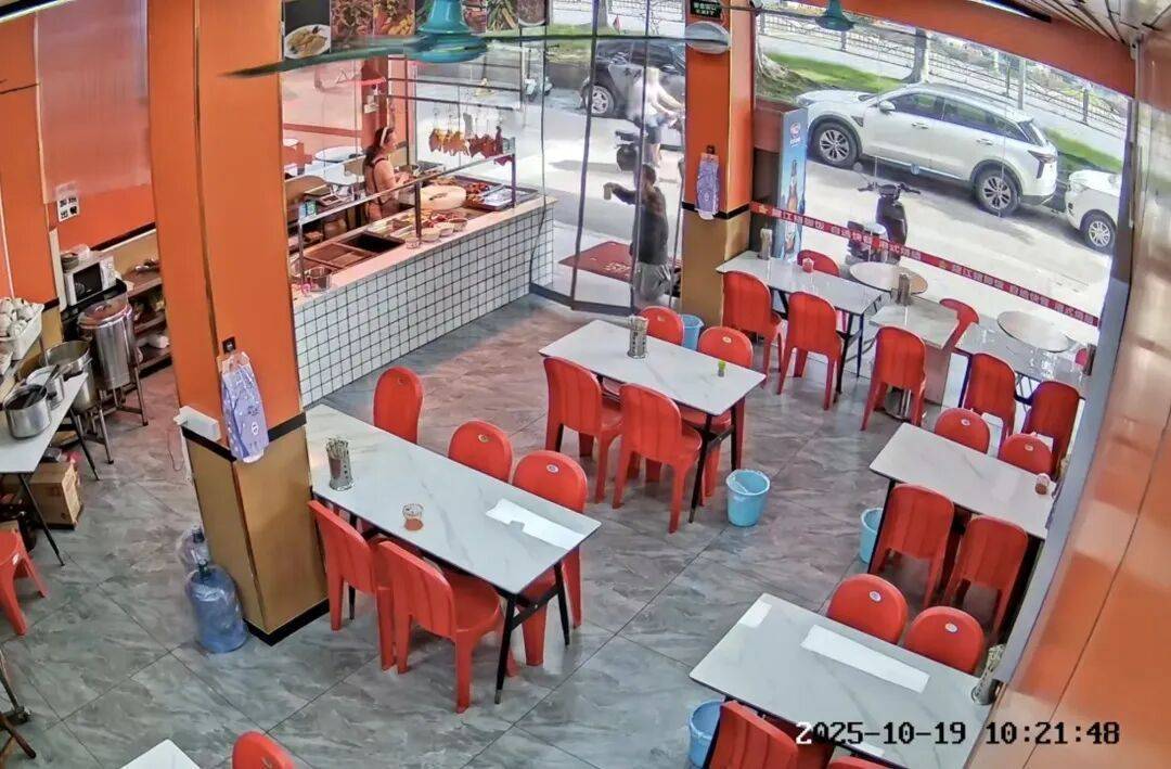 小伙到广州一猪脚饭店吃免费“2号餐”<strong></p>
<p>欧易交易平台</strong>,突然跪地道谢,老板娘:以后要吃饭就直接过来