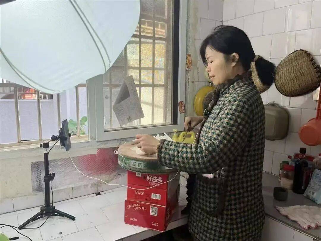 41岁武汉宝妈突然爆火！多次收到央视邀约<strong></p>
<p>易欧</strong>，本人回应