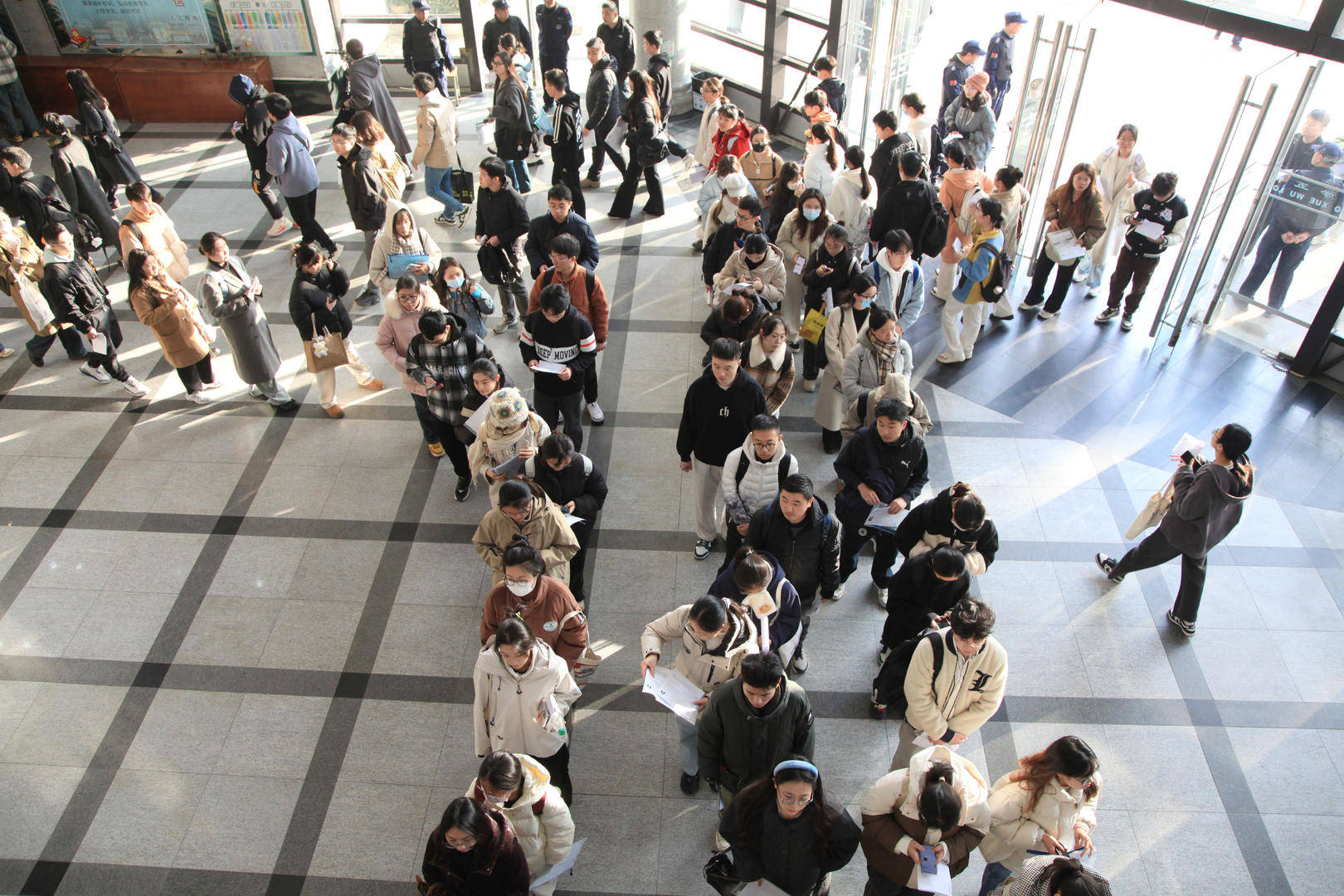 打破“35岁门槛”的首次国考：报名人数超350万创新高<strong></p>
<p>易欧</strong>，前十岗位3个为税务系统