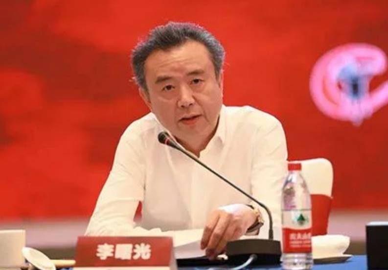 五粮液原董事长李曙光被“双开”:贪婪腐化<strong></p>
<p>易欧app</strong>,为他人在获取酒类经销权等方面谋取利益