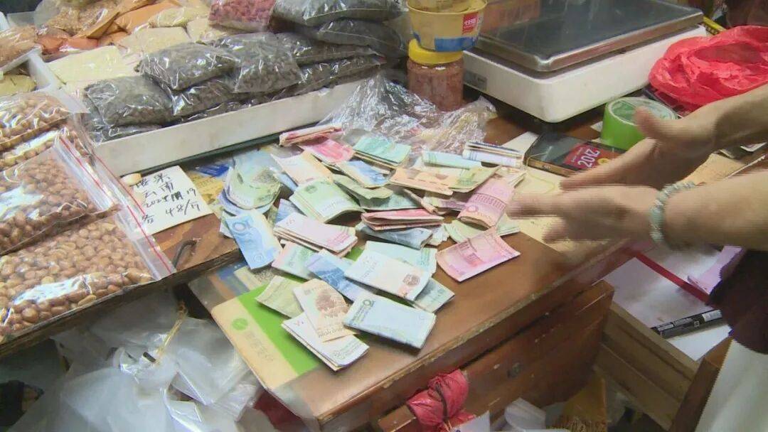 广东一男子两三年持续往批发店无故扔钱<strong></p>
<p>易欧app</strong>,店主:每次他都不承认,还钱还把钱送回来