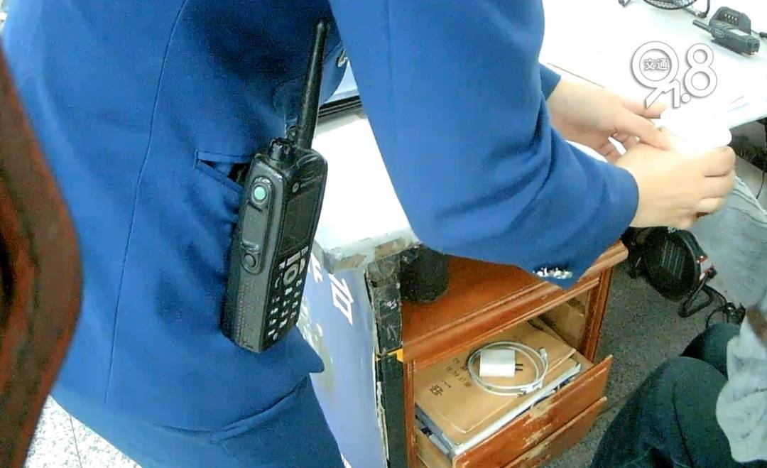 杭州地铁内<strong></p>
<p>欧易交易所app</strong>,女乘客突然崩溃大哭!紧接着……这一幕被拍下