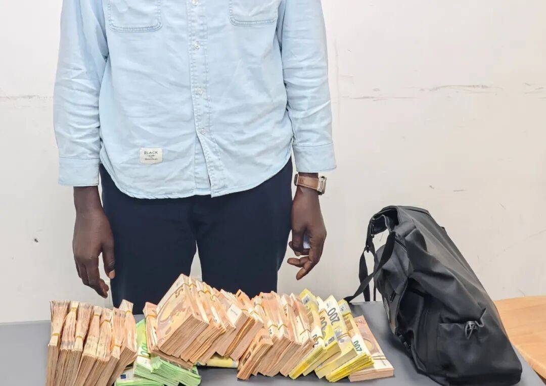 成捆的欧元现金就放在背包里装着<strong></p>
<p>欧易okex下载</strong>，折合人民币超186万元，旅客入境时被广州海关查获